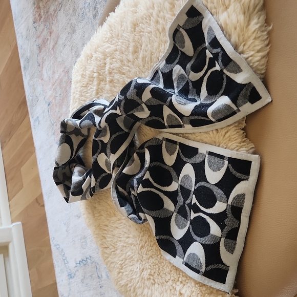 NWT Coach Tonal Signature Wool Knit Scarf 🖤🧣 - Picture 9 of 13